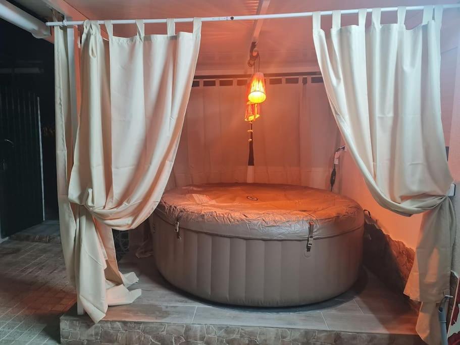 "Linda'S Guest House" Beach House With Private Patio & Hot Tub, 3 Min From The Beach Кошта-да-Капарика Экстерьер фото