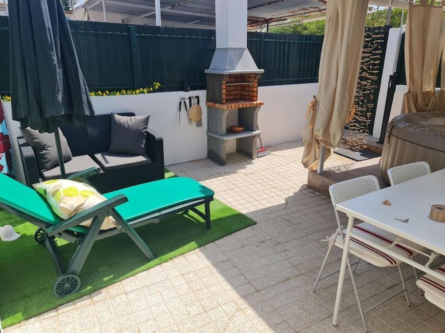 "Linda'S Guest House" Beach House With Private Patio & Hot Tub, 3 Min From The Beach Кошта-да-Капарика Экстерьер фото