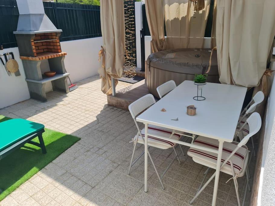 "Linda'S Guest House" Beach House With Private Patio & Hot Tub, 3 Min From The Beach Кошта-да-Капарика Экстерьер фото